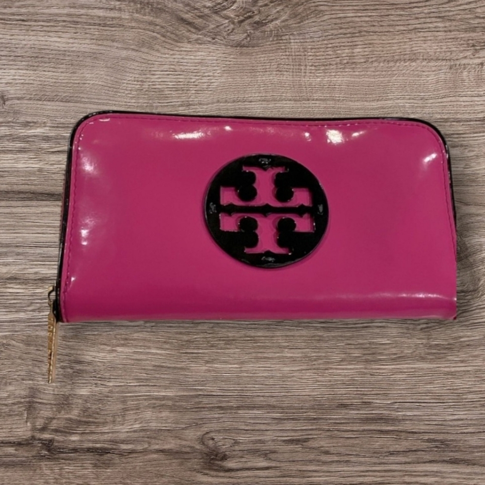 Tory Burch wallet Zipup In Good Used Condition